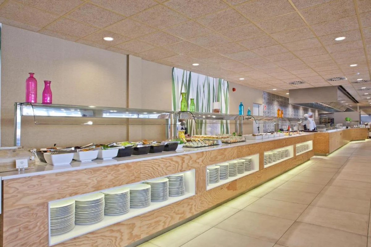 Buffet Fergus Club Pineda Splash Large counter of the buffet restaurant