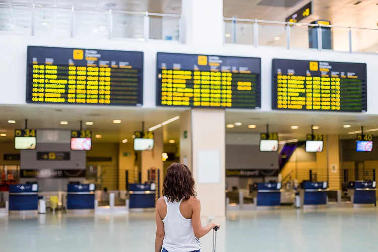 Cancellation conditions Woman at the airport Fergus Hotels