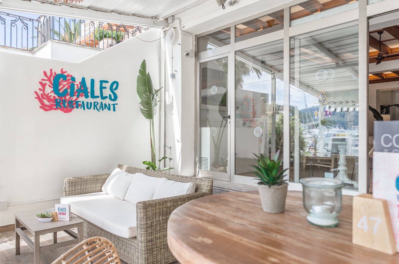 CIALES Restaurant.FERGUS Style Soller Beach
