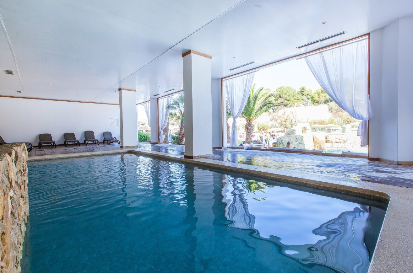 Heated pool FERGUS Style Cala Blanca Suites 